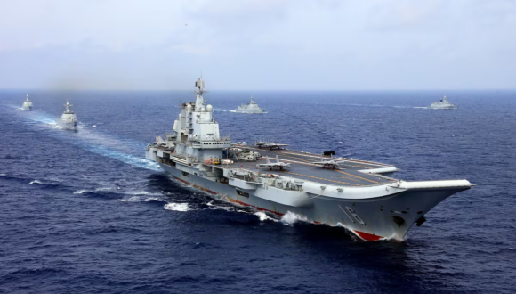 Pékin affiche sa puissance : deux groupes aéronavals chinois passent la première chaîne d’îles