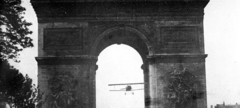 Le héros du jour – 16 octobre : Charles Godefroy, le Français qui traversa l&rsquo;Arc de Triomphe en avion